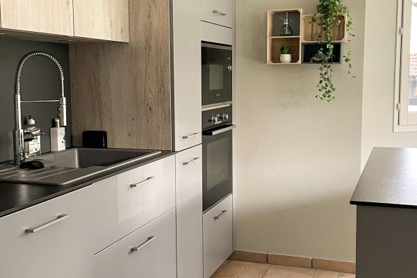 Moderne Küche in einer günstigen Ferienwohnung ohne Servicegebühren.